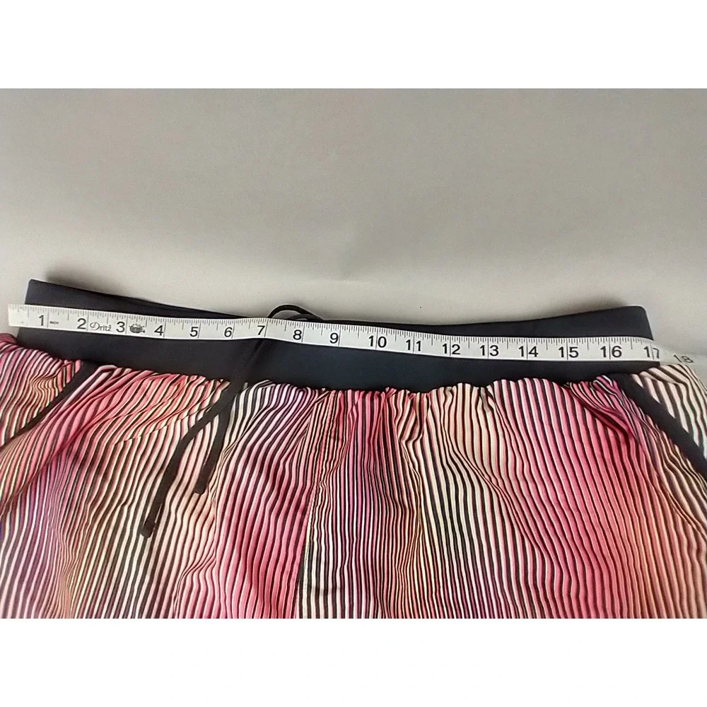 Under Armour HeatGear Women 1X Pink Black Striped Lined Running Shorts‎ Loose